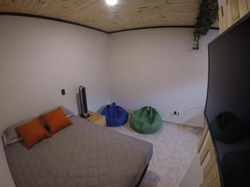 Blackpine Hostel Медельин