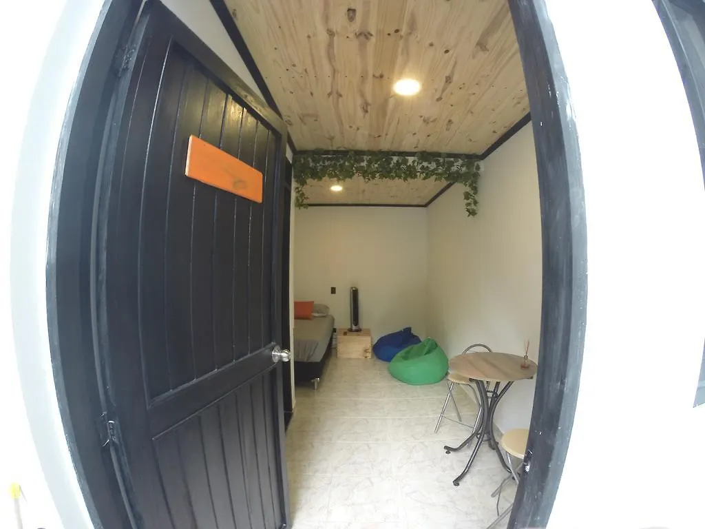 Blackpine Hostel Медельин