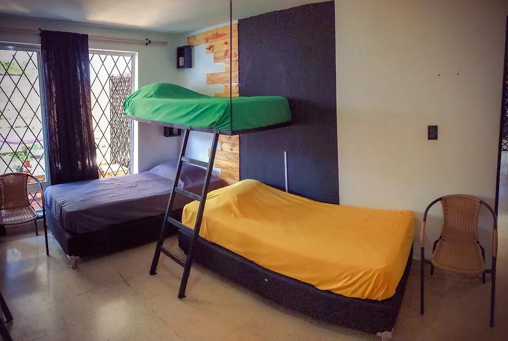 Blackpine Hostel Медельин Колумбия