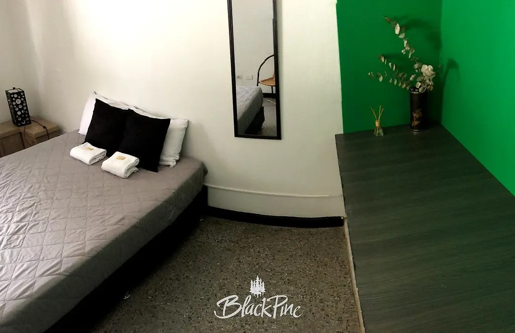 Blackpine Hostel Медельин