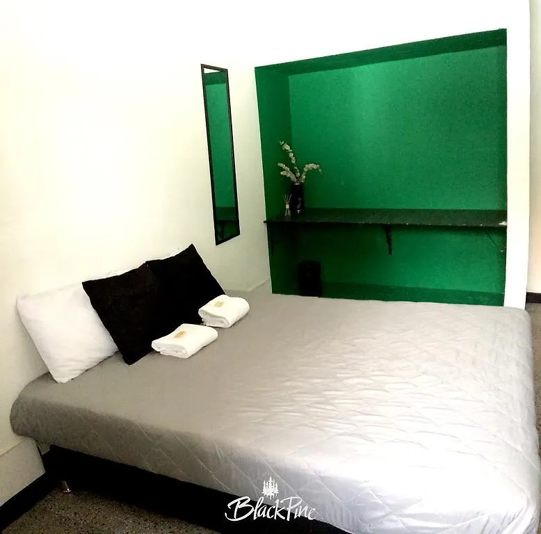 Blackpine Hostel Медельин
